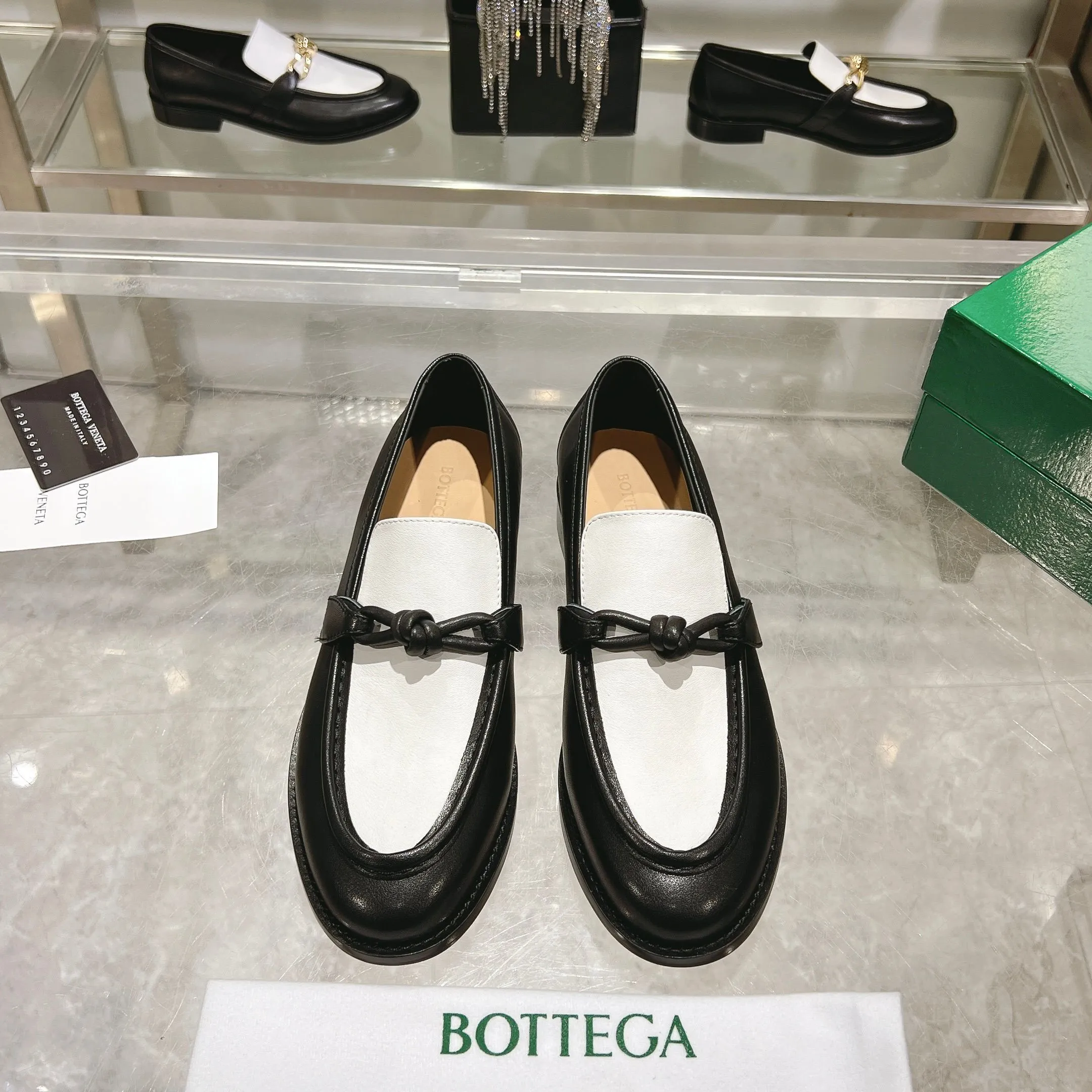 [BV] Top P: 820💰 Couple size: female 35-39 (female 40 custom-made) male 39-44 (38.45 non-refundable) Bottega Veneta 2025 counter synchronization style! Small round toe loafers! Imported leather outsole! High-grade cashmere! Solid color Niuli! Original board developed leather buckle